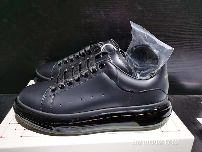 Alexander McQueen All Black2 - 1