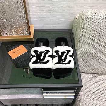 Louis Vuitton White Flat Flay Mule - 1A9C2C