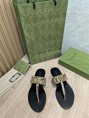 Gucci Leather thong sandals with Double G 002