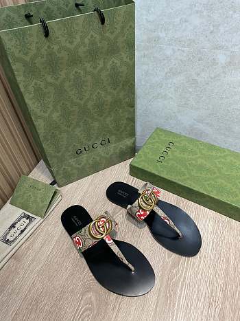 Gucci Leather thong sandals with Double G 003