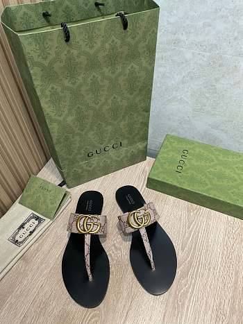 Gucci Leather thong sandals with Double G 004