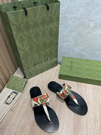 Gucci Leather thong sandals with Double G 006