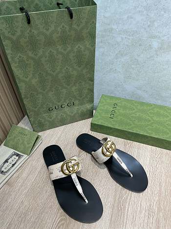 Gucci Leather thong sandals with Double G 008