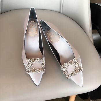 RV Bouquet Strass Pearl Buckle Pumps in Satin White