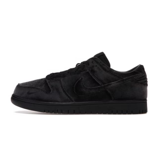 Dover Street Market x SB Dunk Low “Triple Black” DH2686-002 - 1