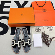 Hermes Oran Prunoir / Noir Sandal - 2