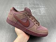 NIKE DUNK LOW PREMIUM SB “CITY OF LOVE COLLECTION BURGUNDY CRUSH” FN0619-600 - 4