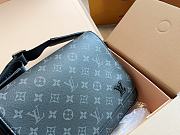 Louis Vuitton District PM Size 26 x 20 x 7 cm - 3