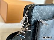 Louis Vuitton District PM Size 26 x 20 x 7 cm - 2