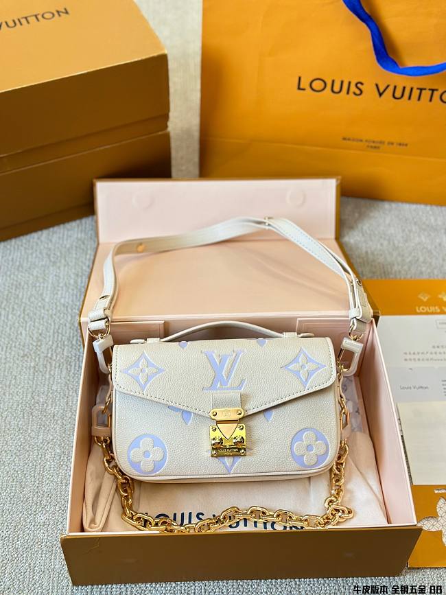 LV Pochette Metis 52 M47045 Size 21×13×6CM - 1