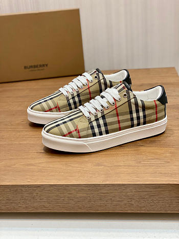 Burberry Sneaker 49DD