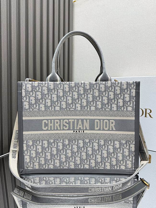 Dior Gray Embroidered Patchwork Size 36×28 cm - 1