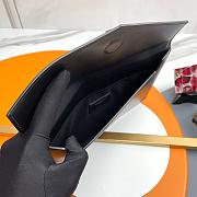 YSL Clutch Black Grained Leather Size 27x16x2cm - 2