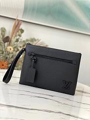 LV POCHETTE IPAD M69837 Size 30x22x5CM - 1