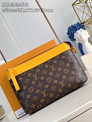 LV Pochette Voyage Souple M13198 Size 30x21x7cm - 4