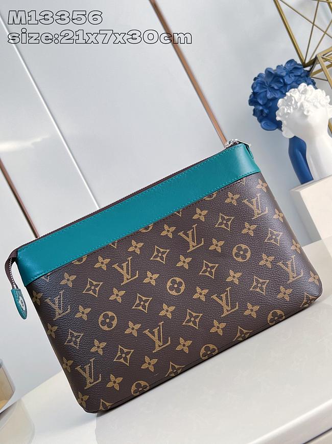 LV Pochette Voyage Souple M13199 Size 30x21x7cm - 1