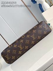 LV Pochette Voyage Souple M13199 Size 30x21x7cm - 5