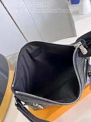 LV Takeoff Pouch N40504 Size 30x22x5CM - 2