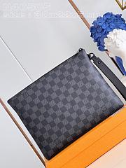 LV Takeoff Pouch N40505 Size 30x22x5CM - 4
