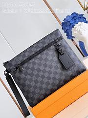 LV Takeoff Pouch N40505 Size 30x22x5CM - 3