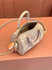 LV Speedy Bandoulière Monogram 20 Beige Size 20x13x12cm - 4
