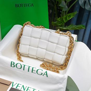 Bottega Veneta Cassette White Size 26x18x8cm