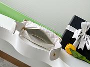 Chanel Half Moon Pearl White Size 16x16x5cm - 4