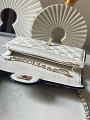 Chanel Lambskin Clutch with Chain White Size 19x12x3cm - 3