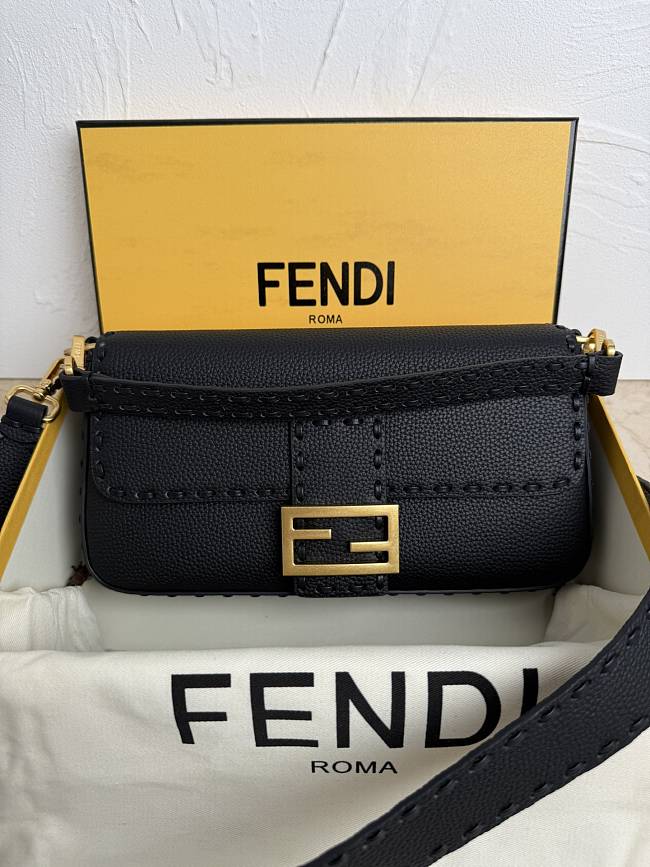 Fendi Baguette Cuoio Romano Black Leather Size 27x6x15cm - 1