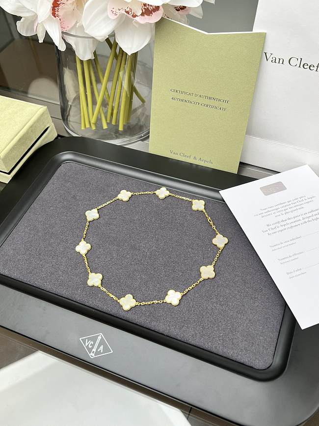 Van Cleef & Arpels 10 Flower White Agate Necklace - 1