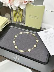 Van Cleef & Arpels 10 Flower White Agate Necklace - 1