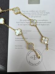 Van Cleef & Arpels 10 Flower White Agate Necklace - 5