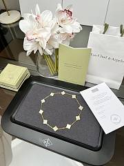 Van Cleef & Arpels 10 Flower White Agate Necklace - 3