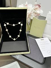 Van Cleef & Arpels 10 Flower White Agate Necklace - 2