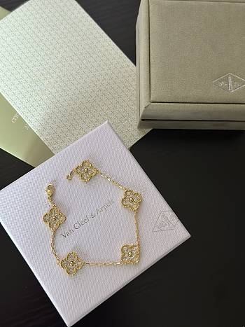 Van Cleef & Arpels Classic 4 Leaf Clover Bracelet Gold 