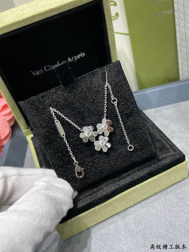 Van Cleef & Arpels 3 Flower Clover Necklace 02 - 1