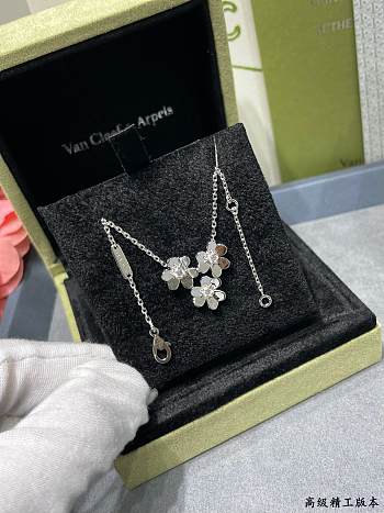 Van Cleef & Arpels 3 Flower Clover Necklace 02