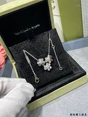 Van Cleef & Arpels 3 Flower Clover Necklace 02 - 2
