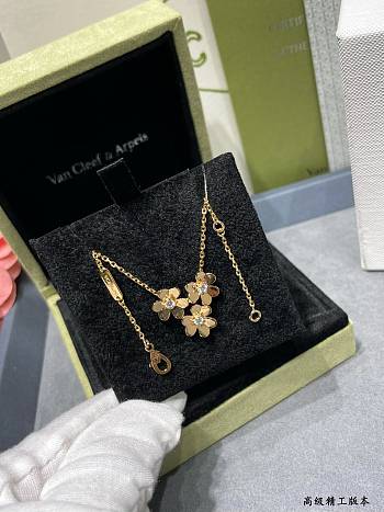 Van Cleef & Arpels 3 Flower Clover Necklace 03