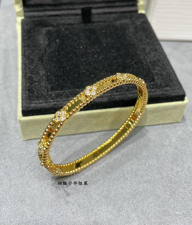 Van Cleef & Arpels Perlée Sweet Clovers Bracelet 01 - 1