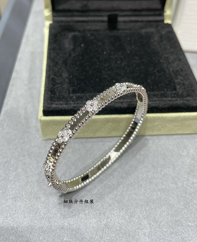 Van Cleef & Arpels Perlée Sweet Clovers Bracelet 02 - 1