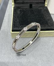 Van Cleef & Arpels Perlée Sweet Clovers Bracelet 02 - 2