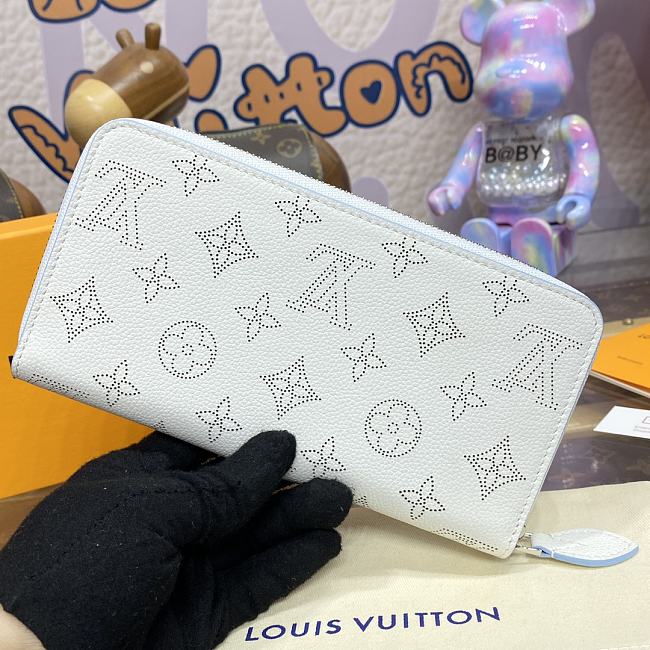 LV Wallet 61869 Size 20x19x2cm - 1