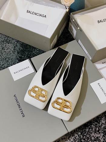 Balenciaga Leather White Mules D95