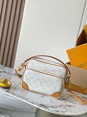 LV Nil White Size 25x17x11CM - 4