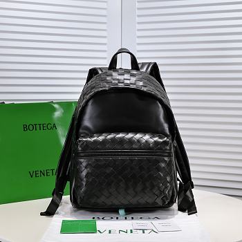 Bottega Veneta Black Backpack in Intrecciato Size 32x43cm