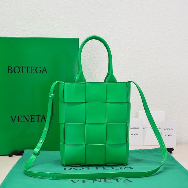 Bottega Veneta Cassette Tote Green Bag Size 22x16x5cm - 1