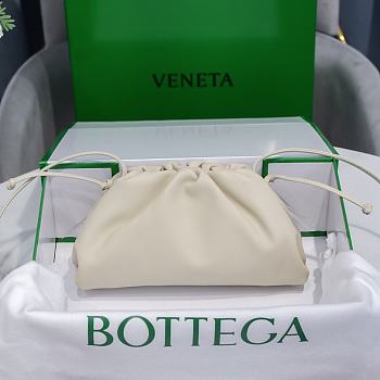 Bottega Veneta Cavatelli Clutch White Size 23x13x8cm