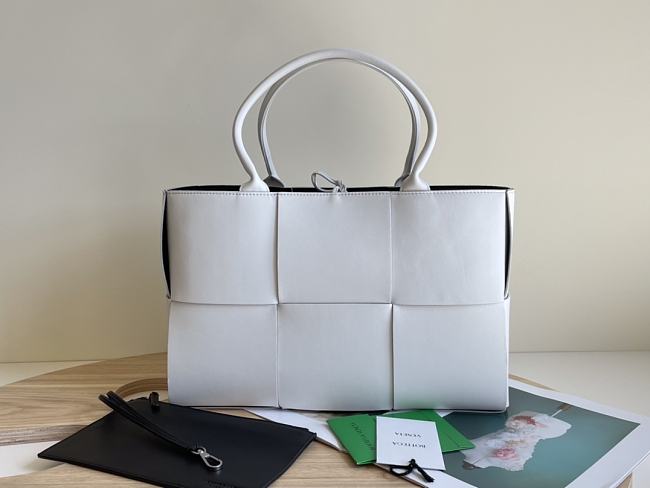 Bottega Veneta Small Arco Tote BV7412 Size 20x30x11cm - 1