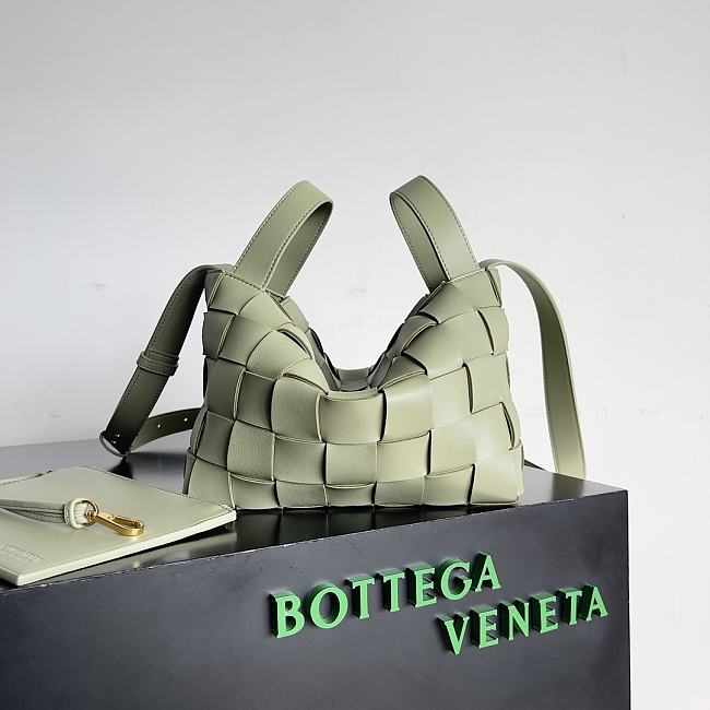 Bottega Veneta Cassette Bowling Bag BV0081 Size 22x16x13CM - 1